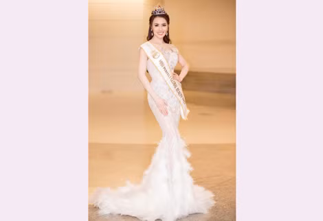Từ bộ ảnh phản cảm ở Đà Lạt, nhiều người mới biết Thư Dung là Á hậu 2 Hoa hậu Du lịch Sinh thái Quốc tế 2018 kiêm Hoa hậu Sắc đẹp Hoàn mỹ Toàn cầu 2017.