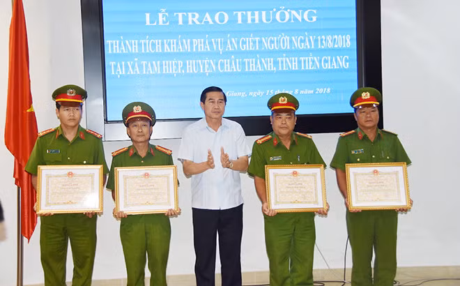 Chủ tịch UBND tỉnh Tiền Giang Lê Văn Hưởng khen thưởng các đơn vị, cá nhân khám phá nhanh vụ án xảy ra tại xã Tam Hiệp.