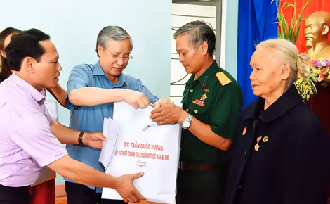 Thường trực Ban Bí thư Trần Quốc Vượng cùng đoàn công tác Trung ương tặng quà cựu chiến binh nhân kỷ niệm 71 năm Ngày Thương binh-Liệt sỹ.