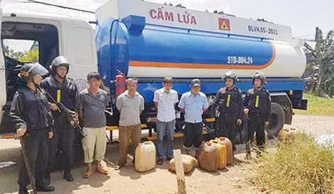 Các đối tượng trong vụ án trộm cắp xăng dầu máy bay vào thời điểm bị bắt quả tang.