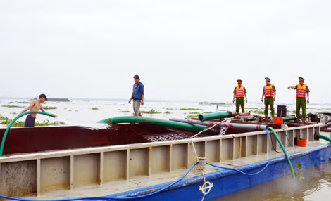 Cán bộ Công an tỉnh Bến Tre phát hiện, xử lí phương tiện khai thác cát trái phép trên sông Hàm Luông.