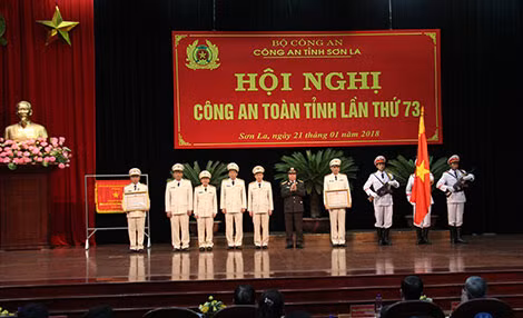 Thượng tướng Bùi Văn Nam, thừa ủy quyền của Chỉ tịch nước, trao Huân Chương Bảo vệ tổ quốc hạng Ba cho Công an tỉnh Sơn La và 1 cá nhân.