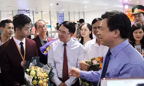 Thứ trưởng Bộ GD&ĐT Nguyễn Hữu Độ (ngoài cùng bên phải) chúc mừng các học sinh đoạt giải cuộc thi toán Olympic 2018.