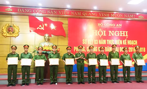 Đại diện lãnh đạo Công an một số đơn vị, địa phương được nhận Bằng khen của Bộ Công an trong công tác đấu tranh phòng, chống mại dâm.