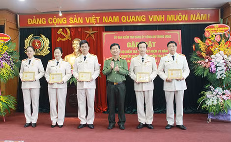 Thứ trưởng Nguyễn Văn Sơn trao Kỷ niệm chương “Vì sự nghiệp kiểm tra của Đảng cho 6 cá nhân. Thứ trưởng Nguyễn Văn Sơn trao Kỷ niệm chương “Vì sự nghiệp kiểm tra của Đảng cho 6 cá nhân.