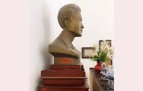 Tượng thi sỹ Hà Mạc Tử tại nhà lưu niệm.