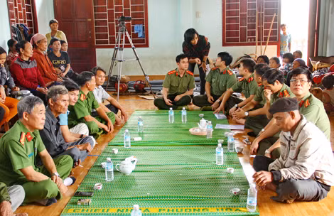Đại tá Trần Thái Học trò chuyện cùng người dân ở làng Suối Đá, xã Canh Hiệp, huyện Vân Canh, tỉnh Bình Định. Đại tá Trần Thái Học trò chuyện cùng người dân ở làng Suối Đá, xã Canh Hiệp, huyện Vân Canh, tỉnh Bình Định.