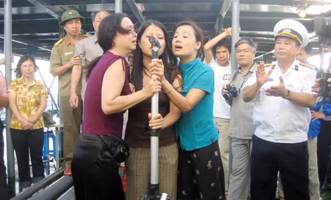 Các nghệ sĩ đang hát trên boong tàu gửi tới các chiến sĩ trên Nhà giàn DK1.