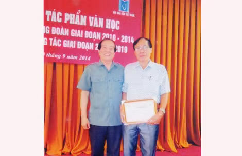 Nhà văn Hữu Tiến (bên phải) và nhà thơ Hữu Thỉnh.
