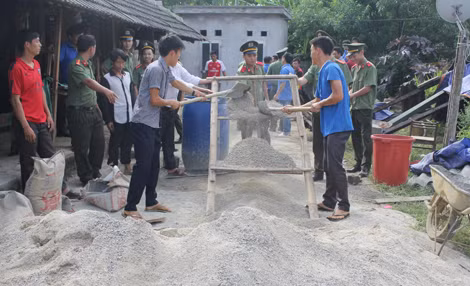 Công an tỉnh Hòa Bình hỗ trợ, giúp đồng bào xã Hang Kia xây dựng công trình phúc lợi. Công an tỉnh Hòa Bình hỗ trợ, giúp đồng bào xã Hang Kia xây dựng công trình phúc lợi.