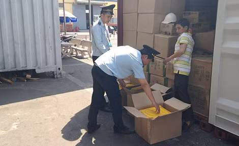 Cần tăng cường kết nối kịp thời và hiệu quả giữa các cơ quan quản lý trong kiểm tra chuyên ngành để tạo điều kiện cho DN XNK. Cần tăng cường kết nối kịp thời và hiệu quả giữa các cơ quan quản lý trong kiểm tra chuyên ngành để tạo điều kiện cho DN XNK.