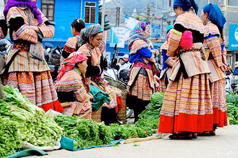 Phiên chợ vùng cao còn là ngày lễ hội của người dân nơi đây. Phiên chợ vùng cao còn là ngày lễ hội của người dân nơi đây.