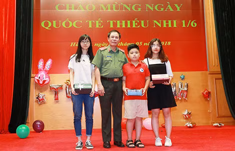 Thiếu tướng Hoàng Tiến Hiểu trao quà tặng các cháu có thành tích cao trong học tập.