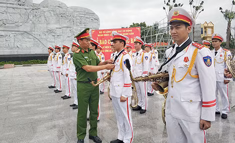 Đoàn Nghi lễ CAND chỉnh đốn đội hình trước lễ báo công dâng Bác. Đoàn Nghi lễ CAND chỉnh đốn đội hình trước lễ báo công dâng Bác.