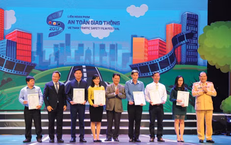 Lễ trao giải Liên hoan phim về đề tài ATGT thu hút sự chú ý của nhiều khán giả. Lễ trao giải Liên hoan phim về đề tài ATGT thu hút sự chú ý của nhiều khán giả.