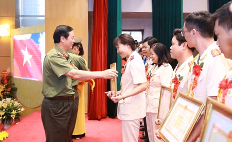 Thiếu tướng Bùi Minh Giám, Phó tổng cục trưởng Tổng cục Chính trị CAND tặng bằng khen của Bộ Công an cho các tập thể và cá nhân trong Công đoàn CAND có thành tích xuất sắc