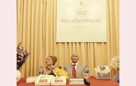 Nhà văn Nguyễn Vinh Tú cùng vợ trong lễ ra mắt tác phẩm “Tuyển văn chọn lọc Nguyễn Vinh Tú”.