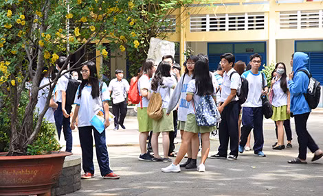 Giáo viên lo ngại khi nghị định mới này được áp dụng, sẽ trở thành một “rào cản” giữa thầy trò và gây nhiều áp lực cho người làm nghề giáo.
