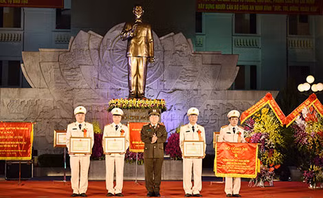 Thứ trưởng Bùi Văn Thành trao Cờ thi đua và Bằng khen của Bộ Công an cho tập thể, cá nhân có thành tích xuất sắc trong phong trào thực hiện Sáu điều Bác Hồ dạy CAND giai đoạn 2013 - 2018.