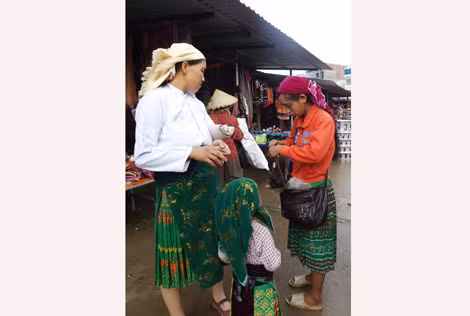 Trẻ em cũng theo mẹ xuống chơi chợ.