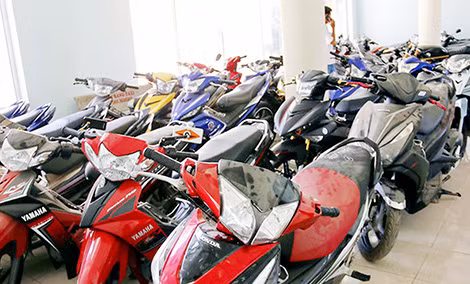 Hàng chục xe máy do nhóm “đá xế” chuyên nghiệp tiêu thụ bằng giấy tờ giả đã bị cơ quan điều tra truy thu.
