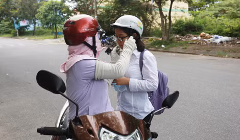 Thí sinh khiếm thị Nguyễn Phương Trang được mẹ đón trước cổng trường sau môn thi văn.