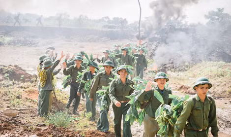 Diễn viên quần chúng là một trong những thách thức lớn với các ê kip thực hiện MV ca nhạc về chiến tranh cách mạng. Diễn viên quần chúng là một trong những thách thức lớn với các ê kip thực hiện MV ca nhạc về chiến tranh cách mạng.