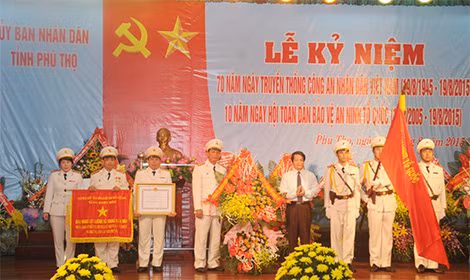 Tập thể lãnh đạo Phòng Cảnh sát kinh tế Công an tỉnh Phú Thọ đón nhận danh hiệu Anh hùng lực lượng vũ trang nhân dân năm 2015.