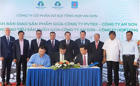 Các bên ký kết hợp đồng bao tiêu sản phẩm tại lễ ra mắt