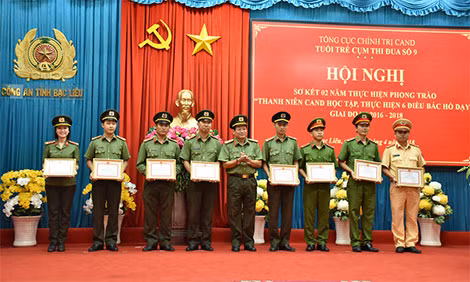 Đại tá Trần Phong, Phó Giám đốc Công an tỉnh Bạc Liêu tặng giấy khen cho các cá nhân