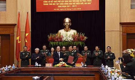 Những “thầy giáo quân hàm xanh” xóa mù chữ cho 10.000 học viên