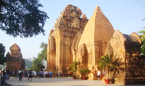 Toàn cảnh bốn tháp Poh Nagar ở Nha Trang.