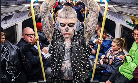 Người mẫu "xác sống" Rick Genest, nghệ danh Zombie Boy giữ kỷ lục Guinness thế giới là người có nhiều hình xăm trên cơ thể nhất (176 hình xăm) và nắm giữ kỷ lục xăm nhiều hình xương xẩu nhất (139 hình). Người mẫu "xác sống" Rick Genest, nghệ danh Zombie Boy giữ kỷ lục Guinness thế giới là người có nhiều hình xăm trên cơ thể nhất (176 hình xăm) và nắm giữ kỷ lục xăm nhiều hình xương xẩu nhất (139 hình).