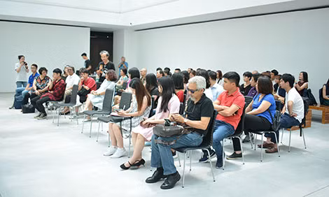 Đông đảo các nhà văn, nhà thơ, nhà phê bình tham gia buổi tọa đàm. Đông đảo các nhà văn, nhà thơ, nhà phê bình tham gia buổi tọa đàm.