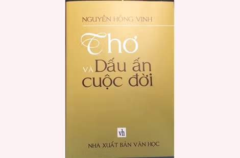 Tác phẩm "Thơ và dấu ấn cuộc đời" của nhà thơ - nhà báo Nguyễn Hồng Vinh.