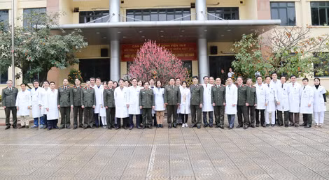 Thứ trưởng Bùi Văn Thành cùng cán bộ, chiến sỹ Bệnh viện 19/8.