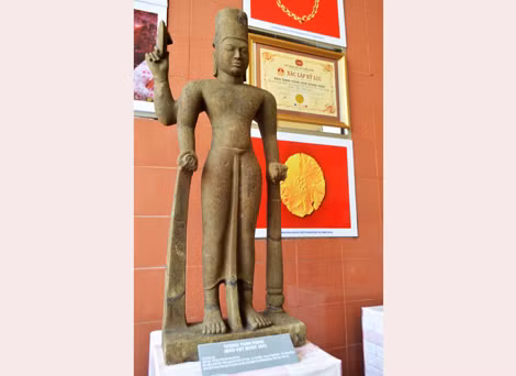Tượng thần Visnu - hiện vật Văn hóa Óc Eo thế kỷ V-VII được công nhận là Bảo vật Quốc gia (Gò Tháp- Đồng Tháp).