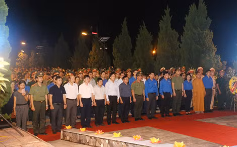Đông đảo cán bộ, chiến sỹ và nhân dân tham dự buổi lễ.
