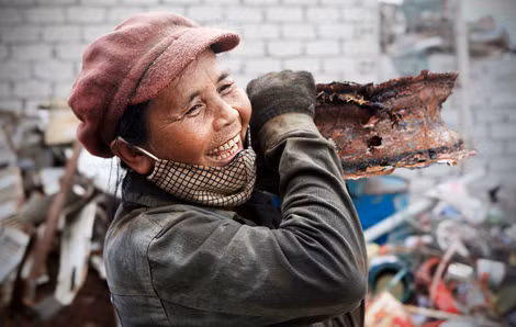 Vẻ đẹp hồn hậu của người phụ nữ làng nghề qua ống kính Lê Bích.