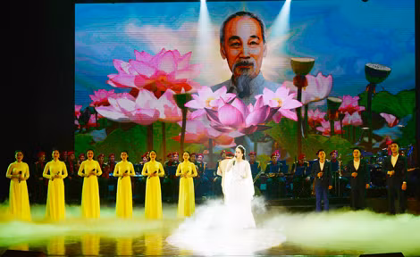 Ca sĩ Cẩm Tú cùng tốp hát thể hiện tác phẩm “Nhớ Bác lòng con trong sáng hơn”