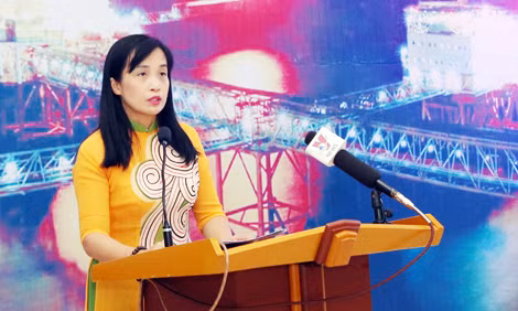 Bà Nguyễn Việt Nga - Phó Trưởng Ban Truyền thông và Văn hóa doanh nghiệp, Tập đoàn Dầu khí Việt Nam phát biểu tại lễ khai mạc