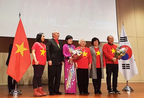 Ông Park và phu nhân (áo dài tím) chụp ảnh và nhận hoa từ Đại sứ Việt Nam Nguyễn Vũ Tú (thứ hai từ trái sang). Ảnh: Hội người Việt tại Hàn Quốc
