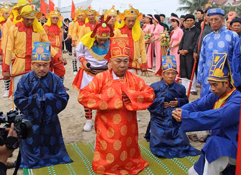 Lễ tế âm linh trên biển và ca ngợi công đức của cá Ông.