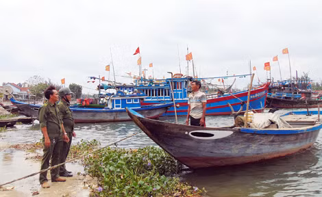 Công an xã Duy Nghĩa thăm hỏi ngư dân địa phương về tình hình ANTT trên biển.