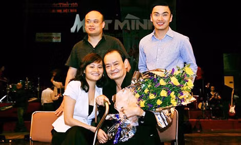 Nhạc sỹ Thanh Tùng và 3 người con của ông trong đêm nhạc “Một mình” ông dành tặng người vợ quá cố.