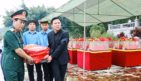 Lãnh đạo tỉnh Thanh Hóa và Quân khu 4 di chuyển hài cốt các liệt sĩ về nơi an nghỉ cuối cùng.
