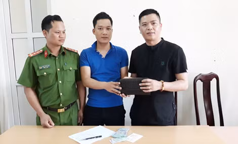 Đội Cảnh sát Hình sự Công an TP Hạ Long trao trả ví tiền cho công dân Trung Quốc đánh rơi. Đội Cảnh sát Hình sự Công an TP Hạ Long trao trả ví tiền cho công dân Trung Quốc đánh rơi.