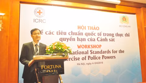 Thượng tá Lê Đức Tuyến, Phó Cục trưởng Cục Đối ngoại, Bộ Công an phát biểu tại Hội thảo.