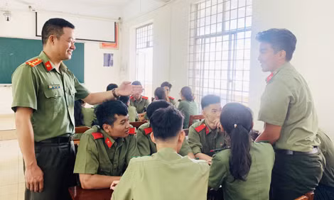 Giảng viên Nguyễn Hồng Anh trong một giờ lên lớp tại đại học ANND. Giảng viên Nguyễn Hồng Anh trong một giờ lên lớp tại đại học ANND.