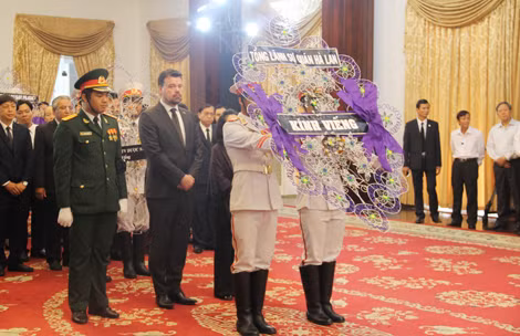 Các đoàn Tổng lãnh sự quán nước ngoài tại TP Hồ Chí Minh đến viếng cố Thủ tướng Phan Văn Khải.
